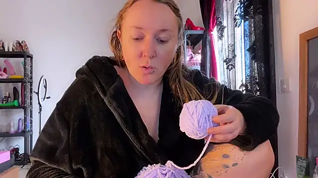 kisicaxx online show from 11-28-25, 10:18