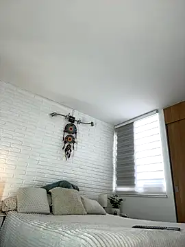 hollythomson online show from 11-19-25, 02:50