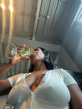 Snapshot of __Nessa__ chatting on 05-09-26, 11:37 Nessa online show from 05-09-26, 11:37