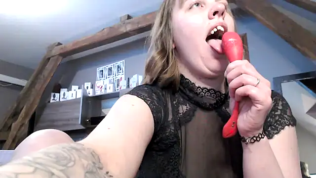 Snapshot of MissGirly chatting on 02-21-25, 08:27 MissGirly online show from 02-21-25, 08:27