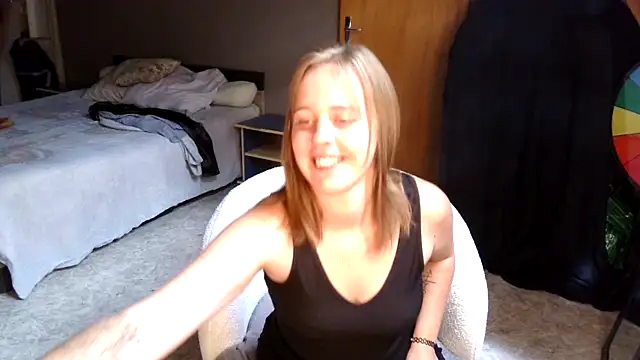 Snapshot of MissGirly chatting on 09-15-25, 12:05 MissGirly online show from 09-15-25, 12:05
