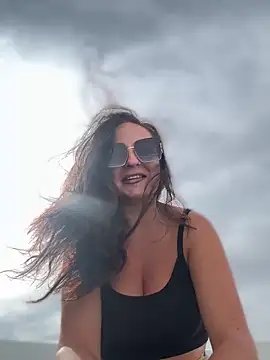 Snapshot of itsCassie chatting on 10-20-25, 01:00 itsCassie online show from 10-20-25, 01:00