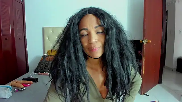 Snapshot of LUISSA_ chatting on 03-08-25, 12:20 LUISSA online show from 03-08-25, 12:20