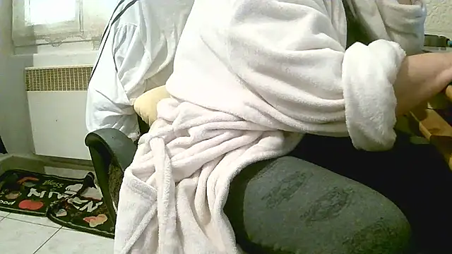 Snapshot of douceur63 chatting on 03-28-26, 11:43 douceur63 online show from 03-28-26, 11:43