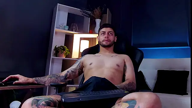 Snapshot of alessandro_duty chatting on 10-15-25, 01:50 alessandro duty online show from 10-15-25, 01:50