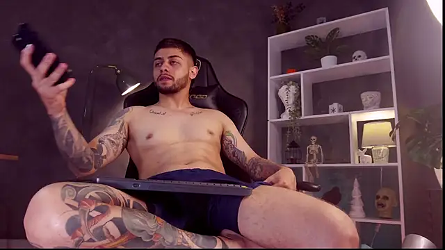 Snapshot of alessandro_duty chatting on 10-18-25, 03:31 alessandro duty online show from 10-18-25, 03:31