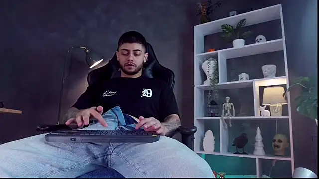 Snapshot of alessandro_duty chatting on 10-18-25, 04:08 alessandro duty online show from 10-18-25, 04:08