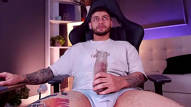 Snapshot of alessandro_duty chatting on 10-25-25, 03:25 alessandro duty online show from 10-25-25, 03:25