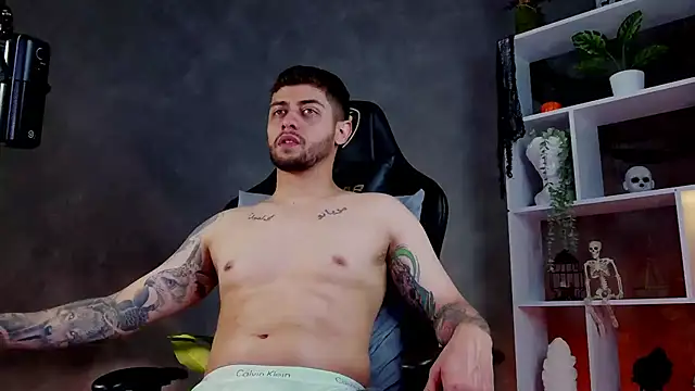 Snapshot of alessandro_duty chatting on 10-29-25, 01:19 alessandro duty online show from 10-29-25, 01:19