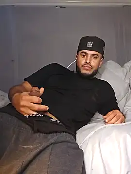 Snapshot of gardy8585 chatting on 12-17-24, 06:53 gardy8585 online show from 12-17-24, 06:53