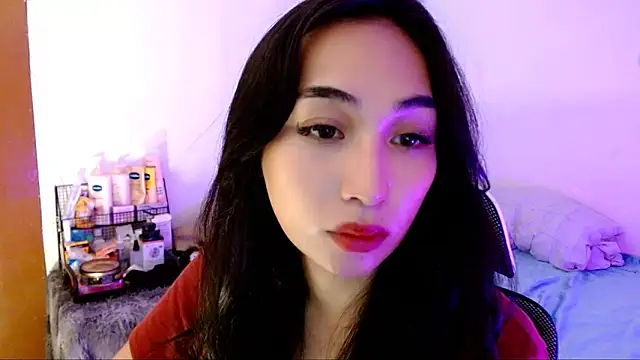 Snapshot of SweetLilly_18 chatting on 10-17-25, 02:26 SweetLilly 18 online show from 10-17-25, 02:26