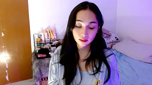 Snapshot of SweetLilly_18 chatting on 10-19-25, 05:52 SweetLilly 18 online show from 10-19-25, 05:52