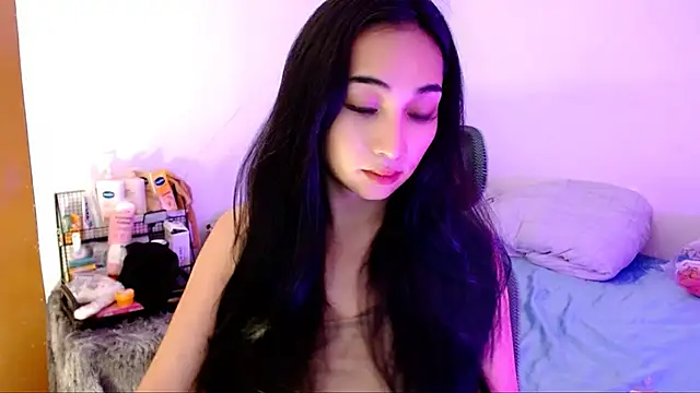 Snapshot of SweetLilly_18 chatting on 10-25-25, 02:19 SweetLilly 18 online show from 10-25-25, 02:19