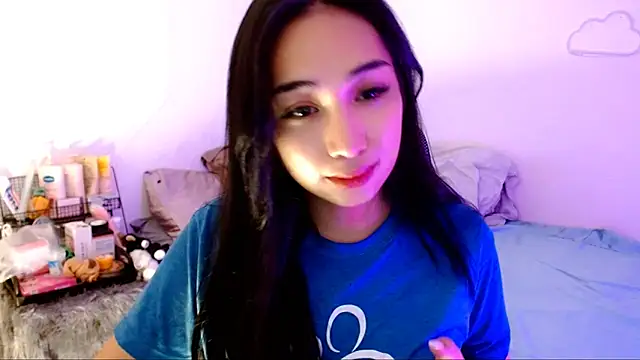 Snapshot of SweetLilly_18 chatting on 11-02-25, 02:14 SweetLilly 18 online show from 11-02-25, 02:14