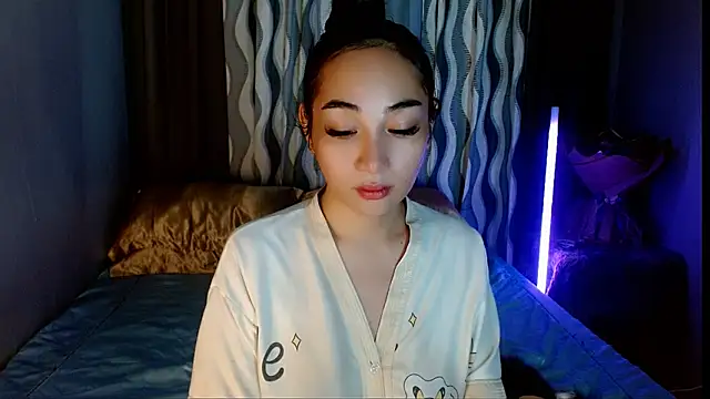 Snapshot of SweetLilly_18 chatting on 04-24-26, 02:58 SweetLilly 18 online show from 04-24-26, 02:58
