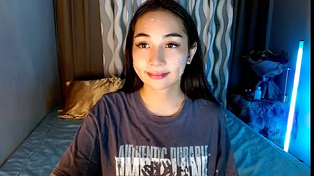 Snapshot of SweetLilly_18 chatting on 04-27-26, 02:31 SweetLilly 18 online show from 04-27-26, 02:31