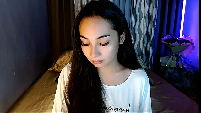 Snapshot of SweetLilly_18 chatting on 05-06-26, 03:24 SweetLilly 18 online show from 05-06-26, 03:24