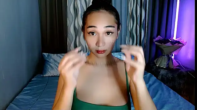 Snapshot of SweetLilly_18 chatting on 05-13-26, 02:42 SweetLilly 18 online show from 05-13-26, 02:42