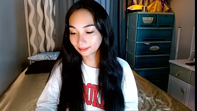 Snapshot of SweetLilly_18 chatting on 05-23-26, 03:45 SweetLilly 18 online show from 05-23-26, 03:45