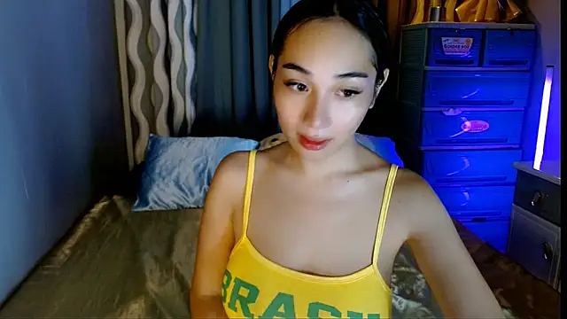 Snapshot of SweetLilly_18 chatting on 05-24-26, 04:17 SweetLilly 18 online show from 05-24-26, 04:17