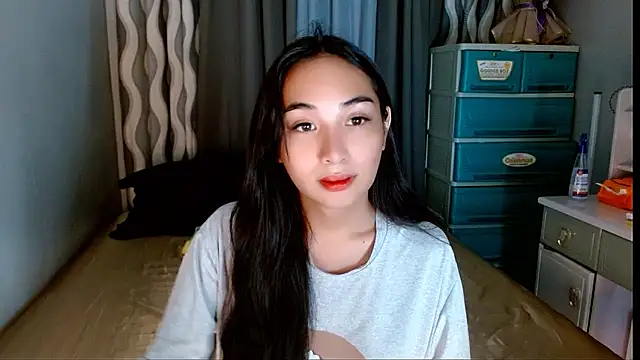 Snapshot of SweetLilly_18 chatting on 05-25-26, 04:40 SweetLilly 18 online show from 05-25-26, 04:40