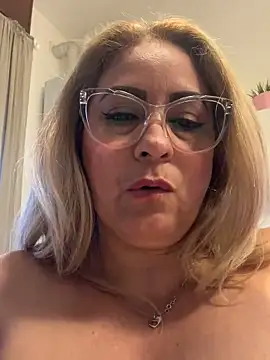 Snapshot of x_elena_x chatting on 02-26-25, 09:32 x elena x online show from 02-26-25, 09:32
