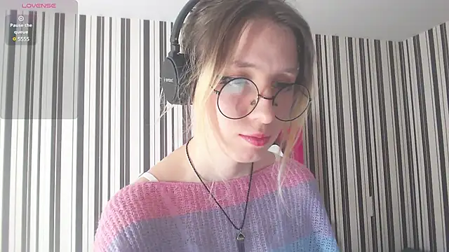 Snapshot of _Hanna_Moon_ chatting on 12-19-24, 08:23 Hanna Moon online show from 12-19-24, 08:23