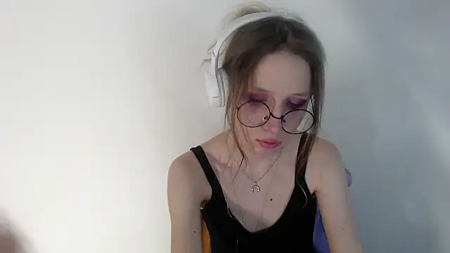 Snapshot of _Hanna_Moon_ chatting on 04-17-26, 11:24 Hanna Moon online show from 04-17-26, 11:24