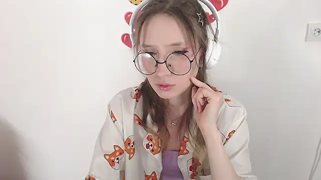 Snapshot of _Hanna_Moon_ chatting on 04-22-26, 10:17 Hanna Moon online show from 04-22-26, 10:17