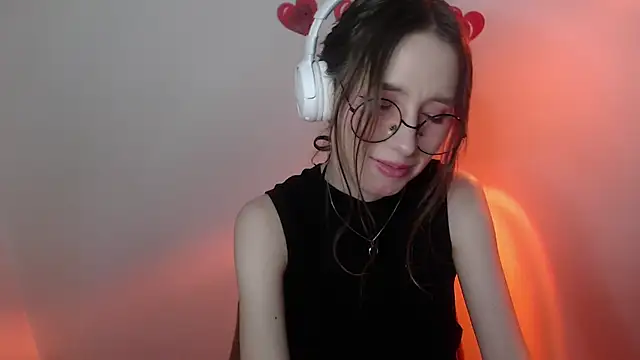 Snapshot of _Hanna_Moon_ chatting on 04-30-26, 10:43 Hanna Moon online show from 04-30-26, 10:43