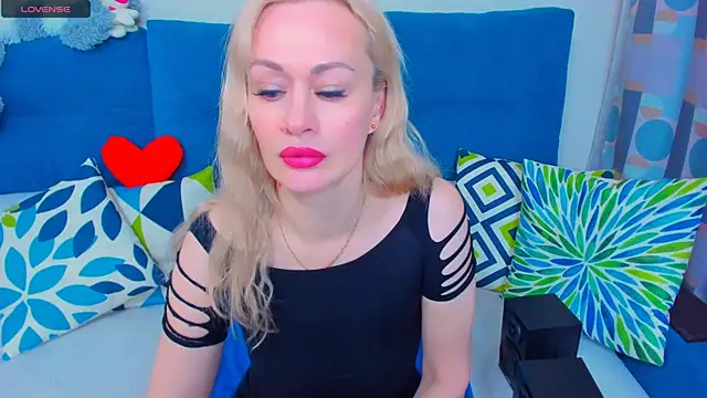 Snapshot of EllenMoore chatting on 12-10-24, 06:11 EllenMoore online show from 12-10-24, 06:11