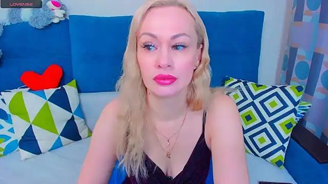 Snapshot of EllenMoore chatting on 12-11-24, 02:41 EllenMoore online show from 12-11-24, 02:41