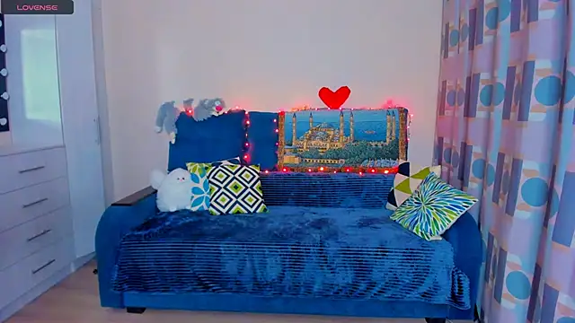 Snapshot of EllenMoore chatting on 12-15-24, 02:30 EllenMoore online show from 12-15-24, 02:30