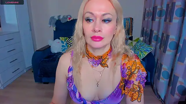 Snapshot of EllenMoore chatting on 12-15-24, 05:34 EllenMoore online show from 12-15-24, 05:34