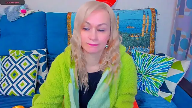 Snapshot of EllenMoore chatting on 12-17-24, 02:44 EllenMoore online show from 12-17-24, 02:44