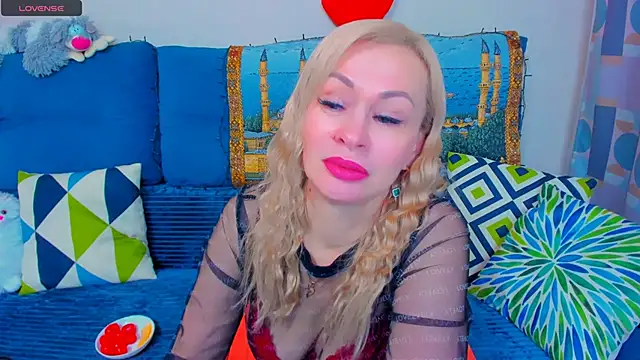 Snapshot of EllenMoore chatting on 12-17-24, 05:51 EllenMoore online show from 12-17-24, 05:51