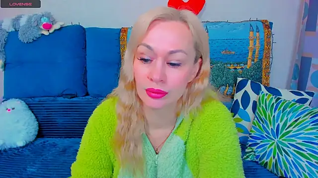 Snapshot of EllenMoore chatting on 12-19-24, 05:40 EllenMoore online show from 12-19-24, 05:40