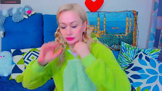 Snapshot of EllenMoore chatting on 12-20-24, 02:41 EllenMoore online show from 12-20-24, 02:41