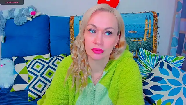 Snapshot of EllenMoore chatting on 12-21-24, 02:41 EllenMoore online show from 12-21-24, 02:41