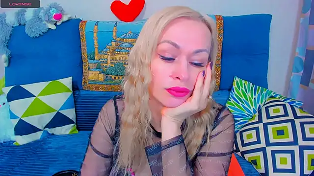 Snapshot of EllenMoore chatting on 12-23-24, 02:45 EllenMoore online show from 12-23-24, 02:45