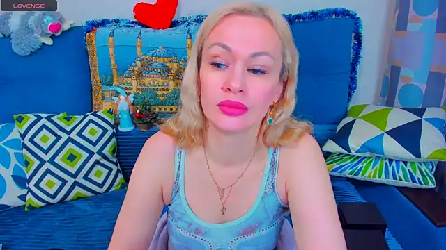 Snapshot of EllenMoore chatting on 12-24-24, 05:49 EllenMoore online show from 12-24-24, 05:49