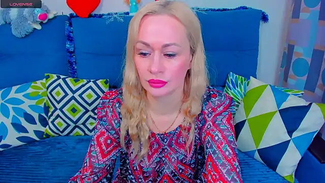 Snapshot of EllenMoore chatting on 12-25-24, 03:40 EllenMoore online show from 12-25-24, 03:40