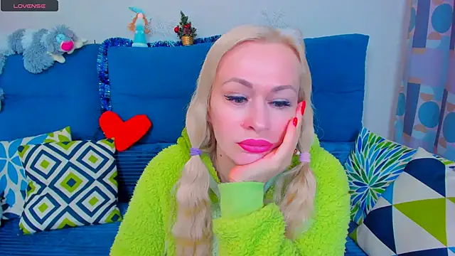 Snapshot of EllenMoore chatting on 01-05-25, 02:38 EllenMoore online show from 01-05-25, 02:38