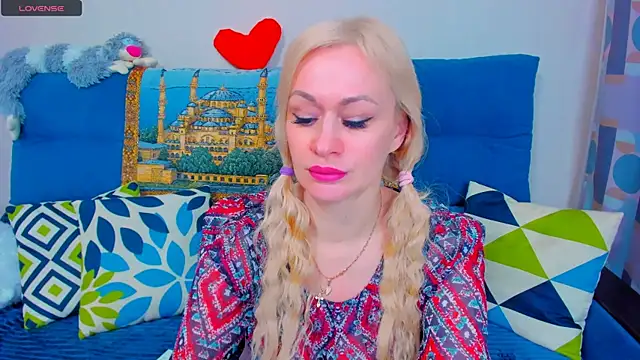 Snapshot of EllenMoore chatting on 01-09-25, 05:34 EllenMoore online show from 01-09-25, 05:34