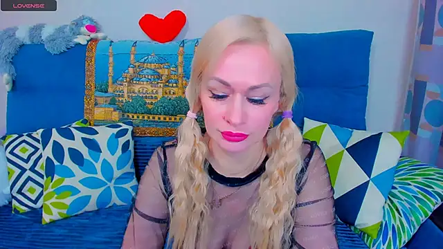 Snapshot of EllenMoore chatting on 01-10-25, 02:35 EllenMoore online show from 01-10-25, 02:35