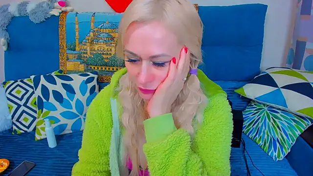 Snapshot of EllenMoore chatting on 01-11-25, 05:41 EllenMoore online show from 01-11-25, 05:41