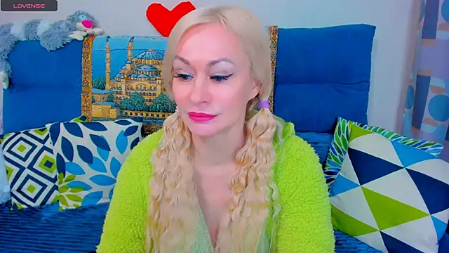 Snapshot of EllenMoore chatting on 01-14-25, 02:40 EllenMoore online show from 01-14-25, 02:40