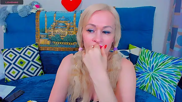 Snapshot of EllenMoore chatting on 01-15-25, 02:38 EllenMoore online show from 01-15-25, 02:38