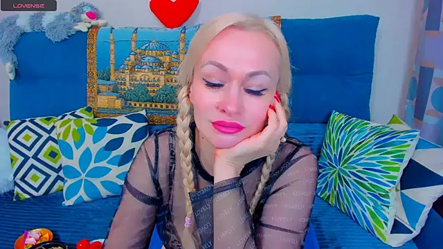 Snapshot of EllenMoore chatting on 01-15-25, 05:40 EllenMoore online show from 01-15-25, 05:40