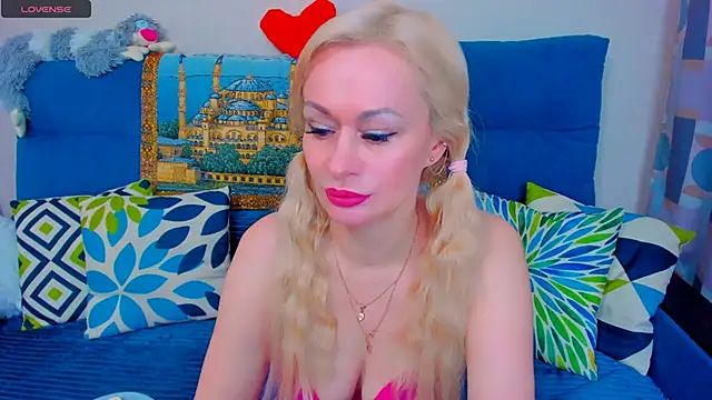 Snapshot of EllenMoore chatting on 01-16-25, 05:32 EllenMoore online show from 01-16-25, 05:32